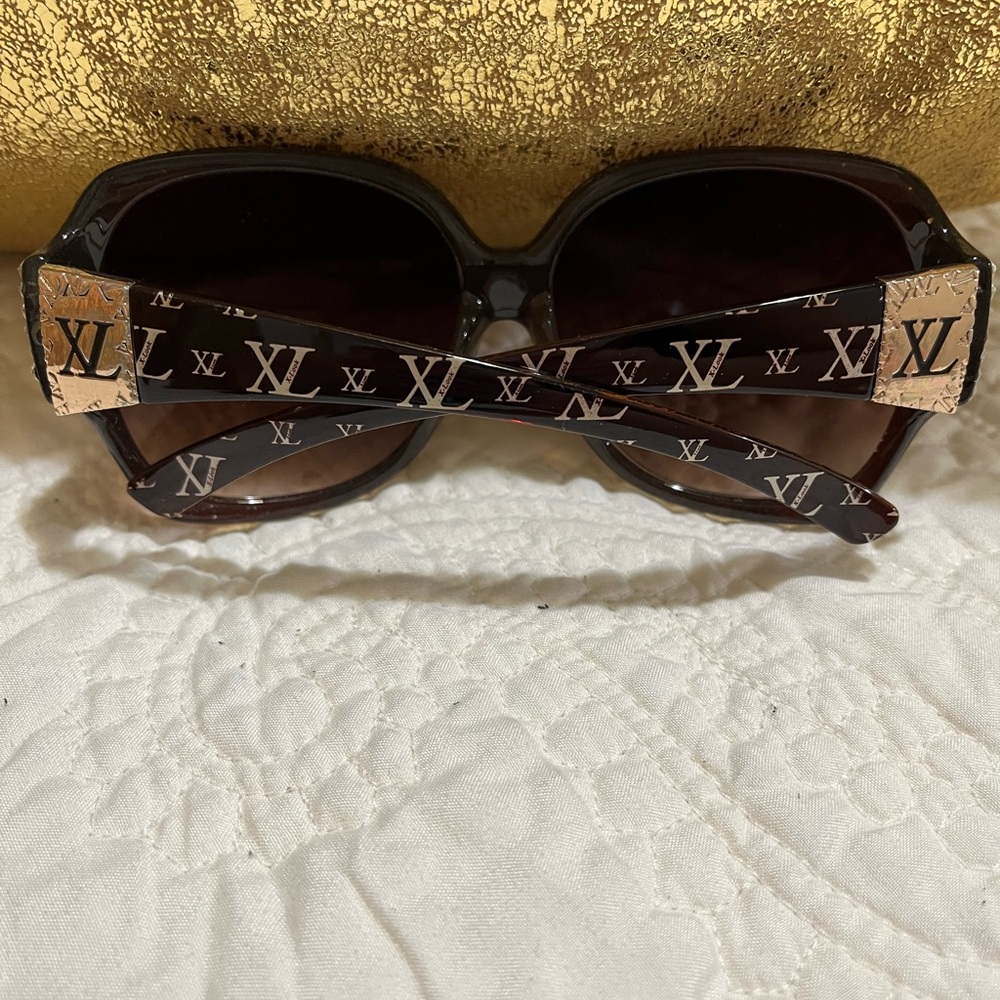 Sunglasses with crystals